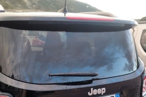 Che colla usare per incollare il terzo stop della jeep renegade?